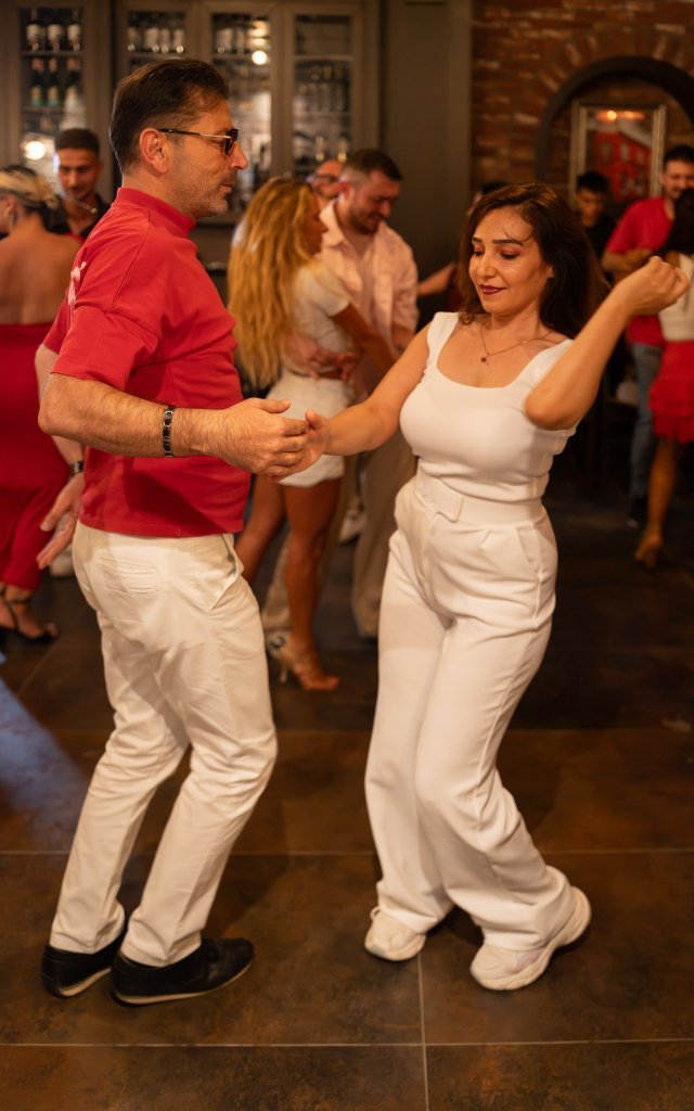 Amisos Dans Akademi Latin Gecesi