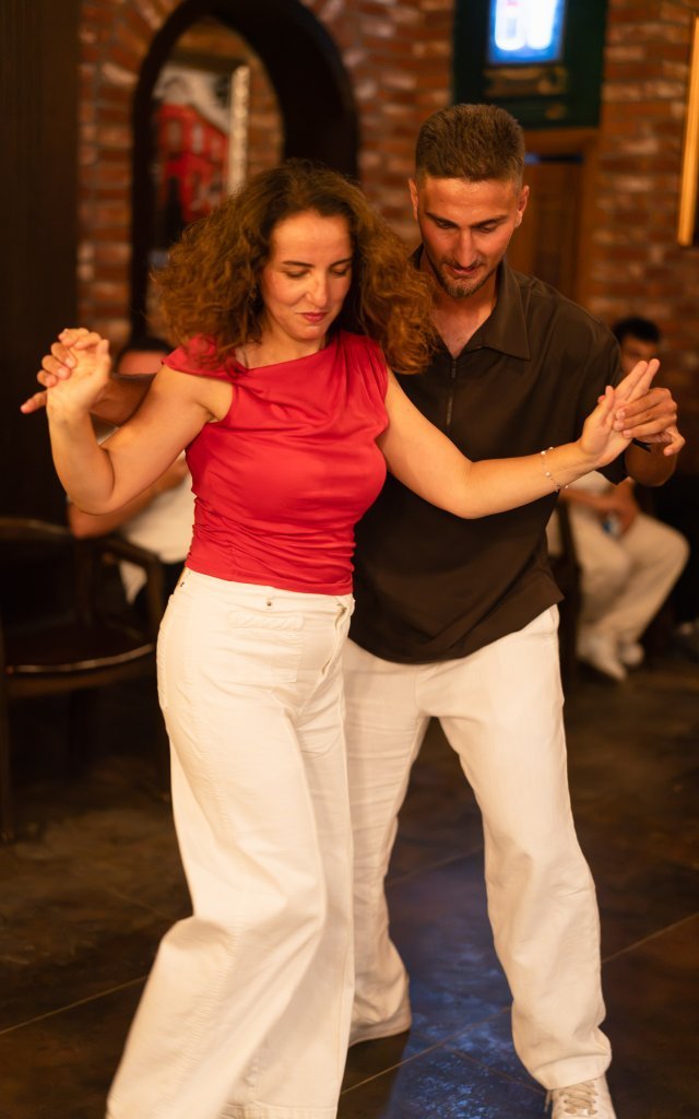Amisos Dans Akademi Latin Gecesi