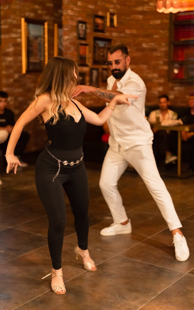 Amisos Dans Akademi Latin Gecesi