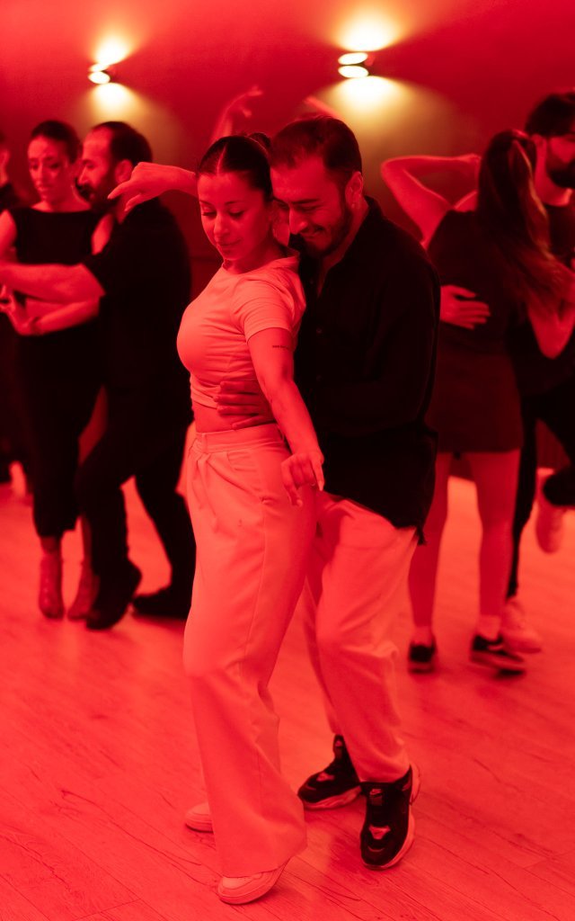 Amisos Dans Akademi Latin Gecesi