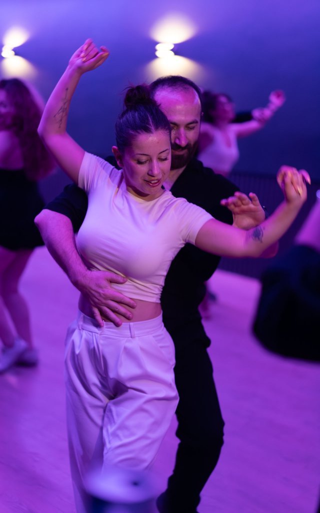 Amisos Dans Akademi Latin Gecesi